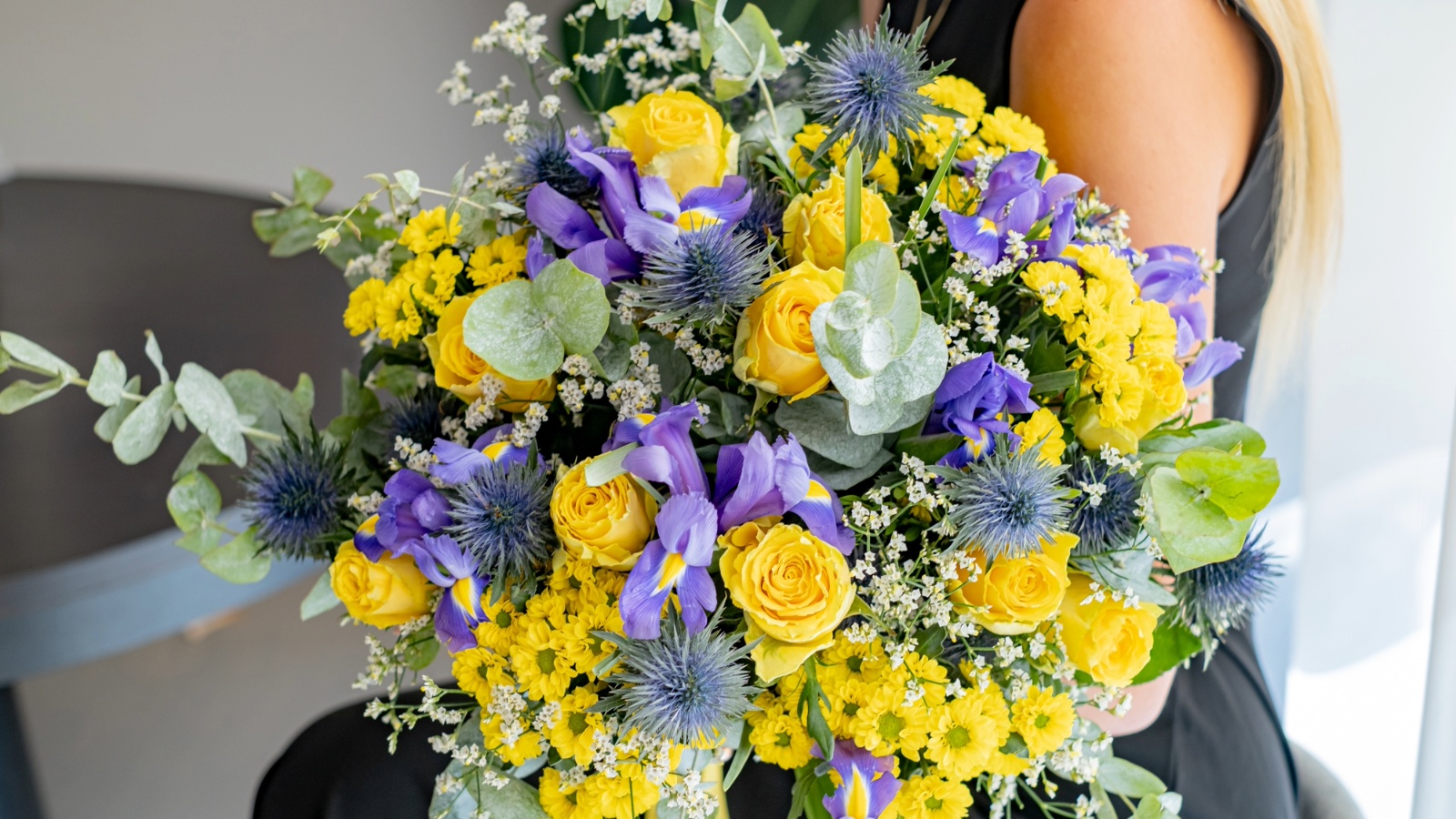 Ziedu pušķis ar košiem, dzeltaniem ziediem un ziliem īrisiem