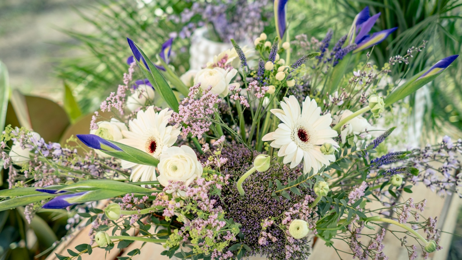 Vasarīga ziedu kompozīcija ar baltām gerberām