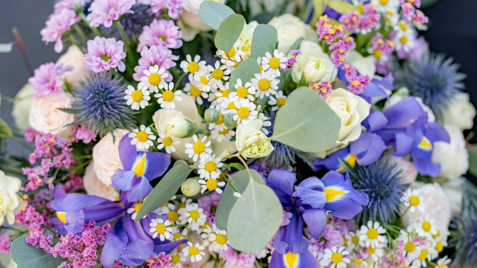 Ziedu pušķis ar dažādiem zidiem