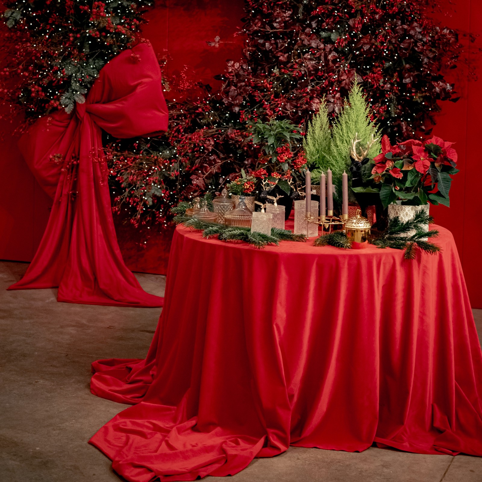 Ziemassvētku vainags un galds ar skaistām dekorācijām