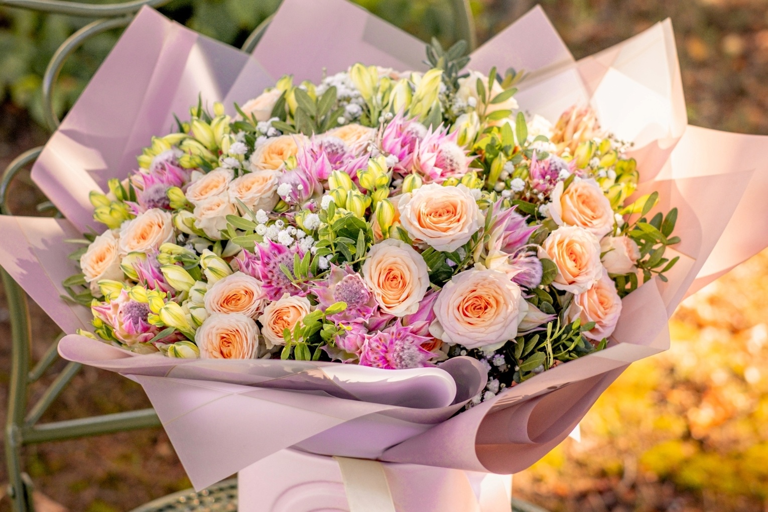 Spilgts un krāsains ziedu pušķis ietinamajā papīrā