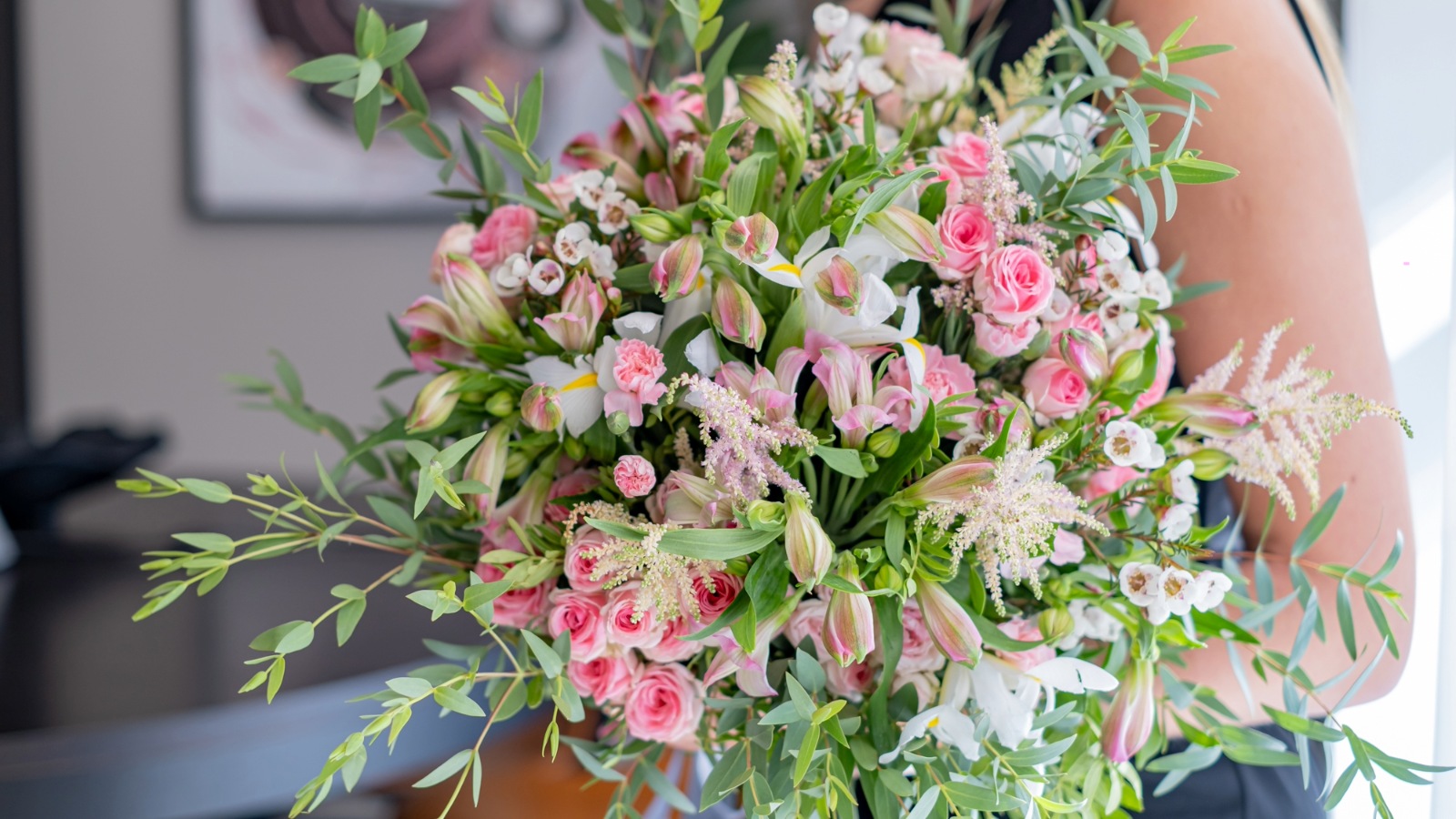 Ziedu pušķis ar rozā rozēm, alstrumērijām un eikaliptu zariem