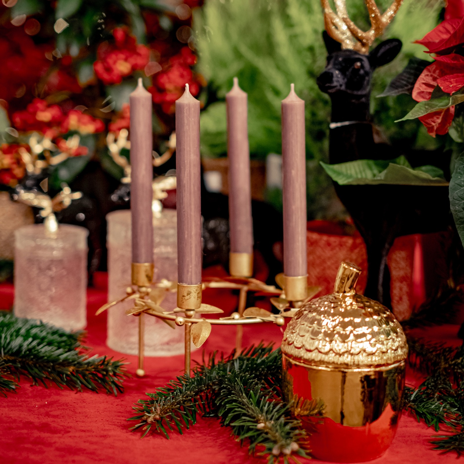 Ziemassvētku dekorācija uz galda