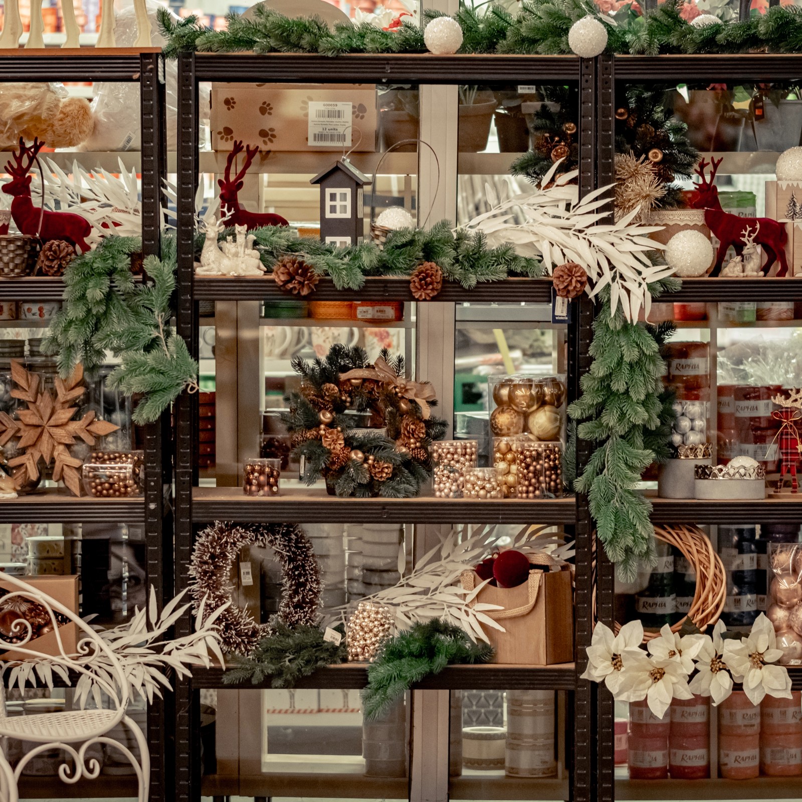 Skatlogs ar skaistām Ziemassvētku dekorācijām