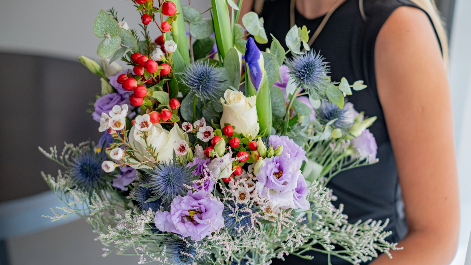 Ziedu pušķis ar rozēm un eksotiskiem ziediem